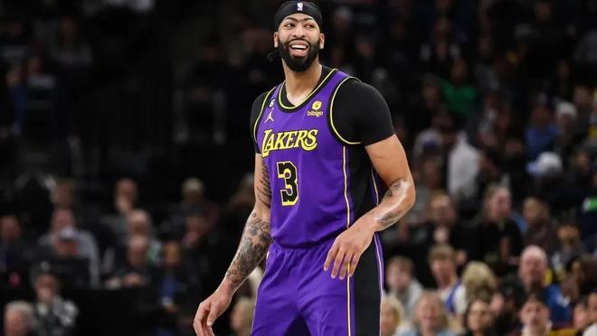 某也表现稳 某也表现稳